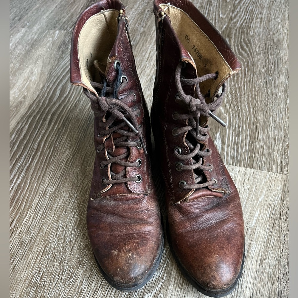 Frye size 6 1/2  Carson boot - Picture 10 of 10